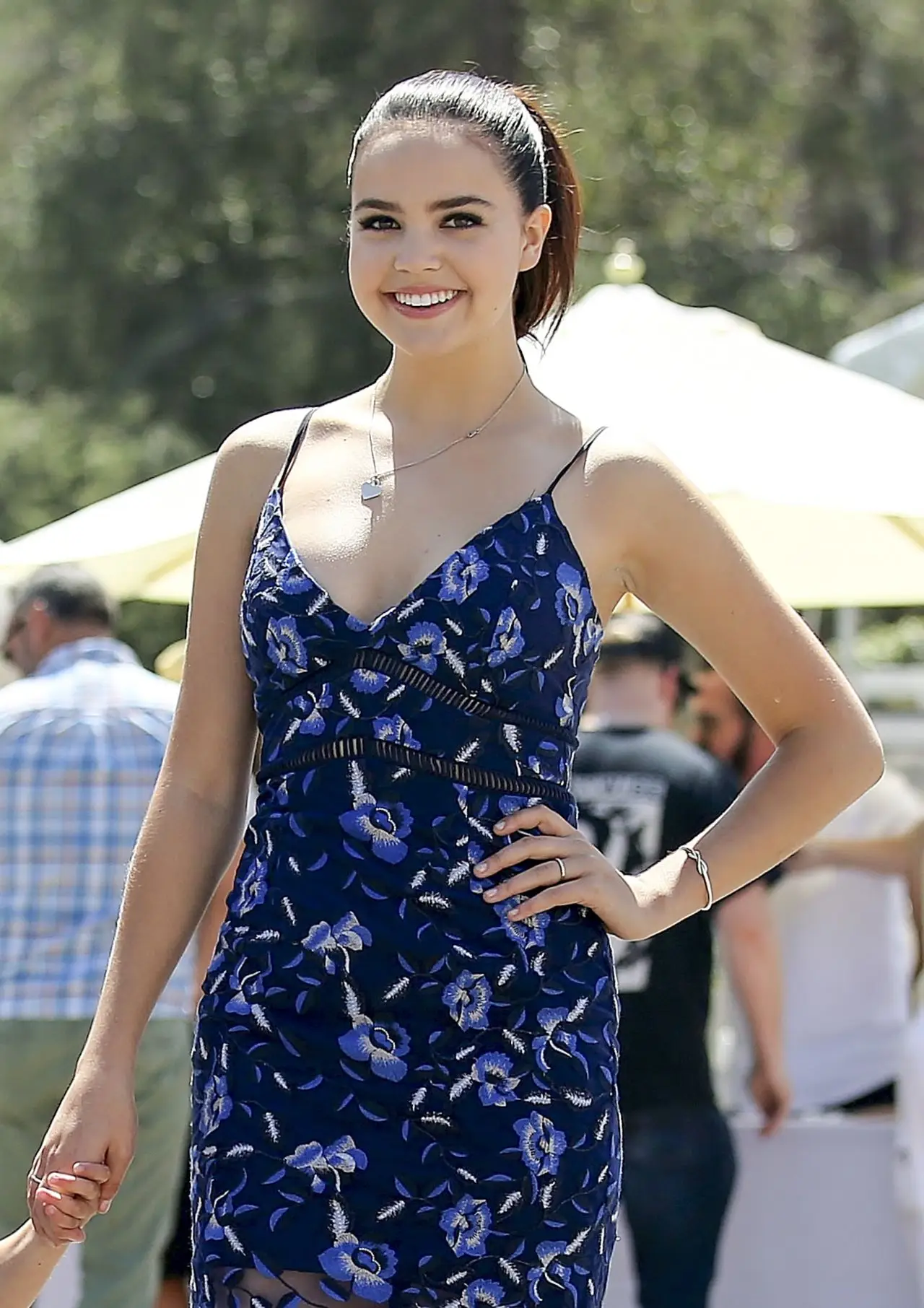 AMERICAN ACTRESS BAILEE MADISON IN MINI BLUE SKIRT5